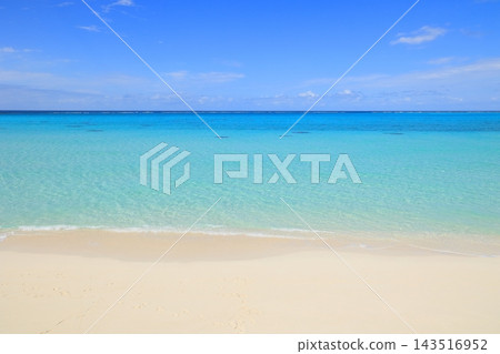 下地島周圍的海域,呈現出廣闊的藍色漸變,位於下地島機場 17END 下地島周圍的海域,呈現出廣闊的藍色漸變,位於下地島機場 17END 143516952