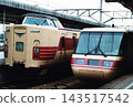 A 381 series Limited Express Shinano and a panoramic green car Kuro 381 type lined up at JR Nagano Station when it was a ground-level station. 143517542