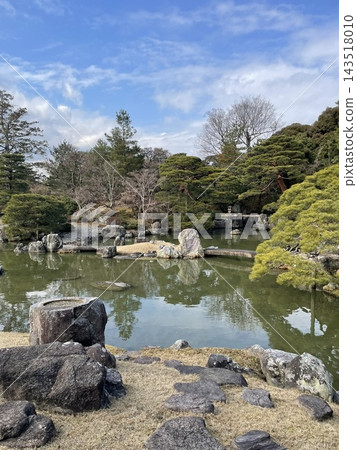 京都桂離宮:一座日式庭園,園內有水池、類似天橋立的小島、石橋和池塘。 京都桂離宮:一座日式庭園,園內有水池、類似天橋立的小島、石橋和池塘。 143518010