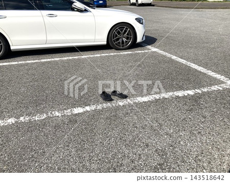 遺落在停車場的鞋子 143518642