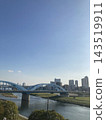 現代的藍色拱形丸子橋橫跨日本東京的多摩川。 143519911