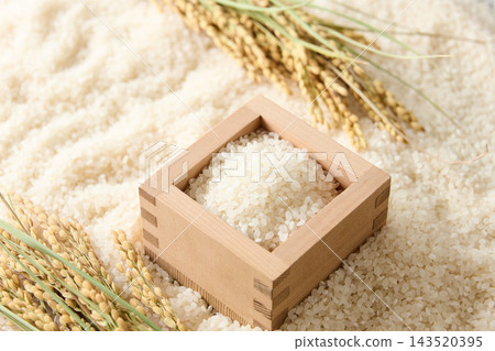 盛裝在木製量杯中的白米飯 盛裝在木製量杯中的白米飯 143520395