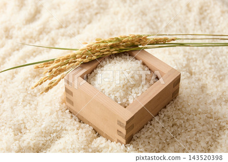 盛裝在木製量杯中的白米飯 盛裝在木製量杯中的白米飯 143520398
