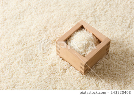 盛裝在木製量杯中的白米飯 盛裝在木製量杯中的白米飯 143520408
