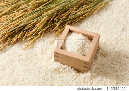 盛裝在木製量杯中的白米飯 143520411