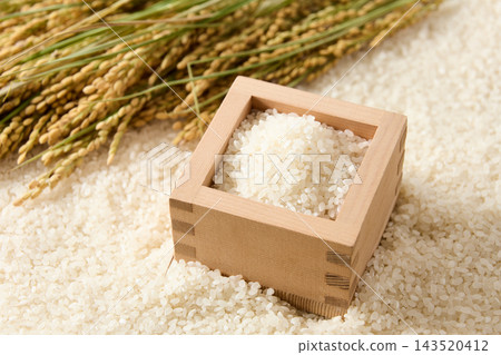盛裝在木製量杯中的白米飯 143520412