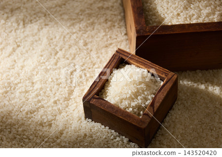 盛裝在木製量杯中的白米飯 143520420