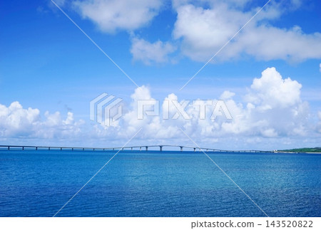 伊良部橋將南海與天空的白雲交織在一起-明信片大小,7月,宮古島 181 伊良部橋日落海灘展覽 伊良部橋將南海與天空的白雲交織在一起-明信片大小,7月,宮古島 181 伊良部橋日落海灘展覽 143520822