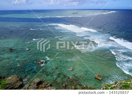 美麗的淺海珊瑚礁綿延在南部海域。明信片大小,八月,宮古島,東邊那崎岬71號。 美麗的淺海珊瑚礁綿延在南部海域。明信片大小,八月,宮古島,東邊那崎岬71號。 143520837