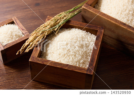 盛裝在木製量杯中的白米飯 盛裝在木製量杯中的白米飯 143520930
