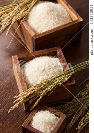 盛裝在木製量杯中的白米飯 盛裝在木製量杯中的白米飯 143520931