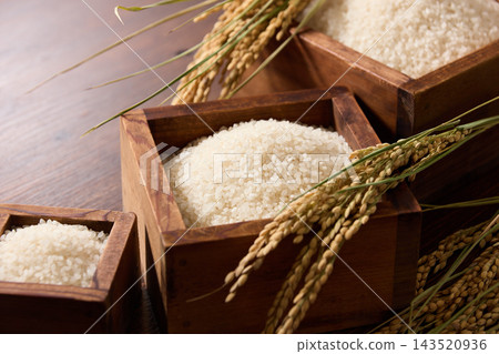 盛裝在木製量杯中的白米飯 盛裝在木製量杯中的白米飯 143520936