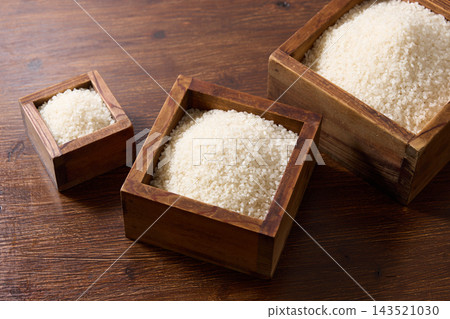 盛裝在木製量杯中的白米飯 盛裝在木製量杯中的白米飯 143521030