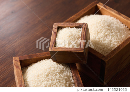 盛裝在木製量杯中的白米飯 盛裝在木製量杯中的白米飯 143521033