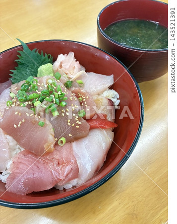 鮮美海鮮蓋飯，搭配海帶湯。 143521391