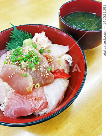 鮮美海鮮蓋飯,搭配海帶湯。 鮮美海鮮蓋飯,搭配海帶湯。 143521392