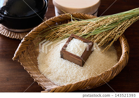 盛在漏杓裡的米飯 盛在漏杓裡的米飯 143521393