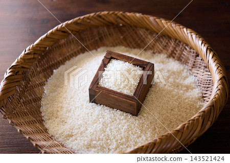盛在漏杓裡的米飯 143521424