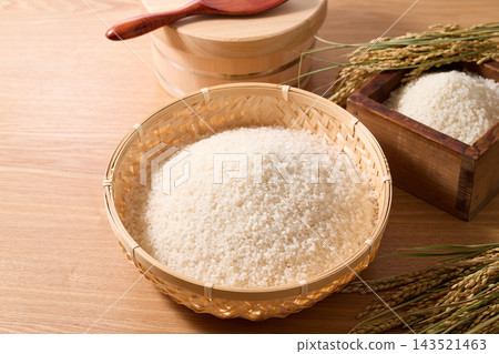 盛在漏杓裡的米飯 盛在漏杓裡的米飯 143521463