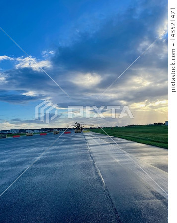 一架大型直升機停在跑道上,與廣闊的天空形成鮮明對比。 一架大型直升機停在跑道上,與廣闊的天空形成鮮明對比。 143521471