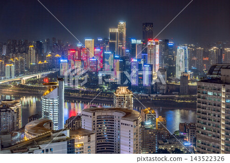 中國重慶：金沙門路和江北嘴的街道，以及沿著嘉陵江延伸的璀璨夜景。 143522326