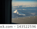 從飛機舷窗看到的富士山美景。 143522596