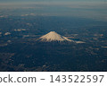從飛機舷窗看到的富士山美景。 143522597