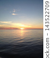 夕陽將海面染成金色，波浪也隨之改變形狀。 143522709