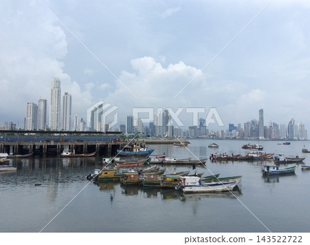 巴拿馬：海濱港口城鎮與摩天大樓的鮮明對比 143522722
