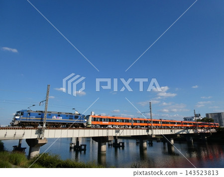伊予鐵道7000系列列車正在跨越神崎川。 伊予鐵道7000系列列車正在跨越神崎川。 143523813