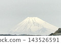 富士山白雪皚皚，冬日景色壯麗。 143526591