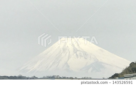 富士山白雪皚皚,冬日景色壯麗。 富士山白雪皚皚,冬日景色壯麗。 143526591