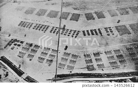 舊照片:1906 年 4 月 30 日,東京,在青山閱兵場舉行慶祝日俄戰爭勝利的遊行(從熱氣球上拍攝)。 舊照片:1906 年 4 月 30 日,東京,在青山閱兵場舉行慶祝日俄戰爭勝利的遊行(從熱氣球上拍攝)。 143526612