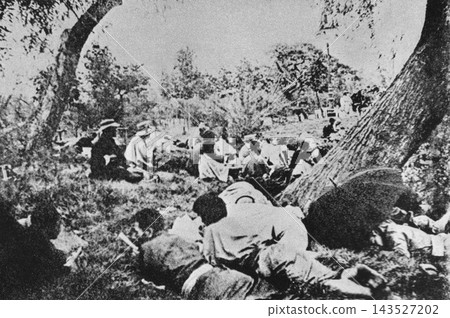 1905 年 9 月,東京,老照片:日比谷暴動事件發生幾天後,市民在日比谷公園打盹。 1905 年 9 月,東京,老照片:日比谷暴動事件發生幾天後,市民在日比谷公園打盹。 143527202