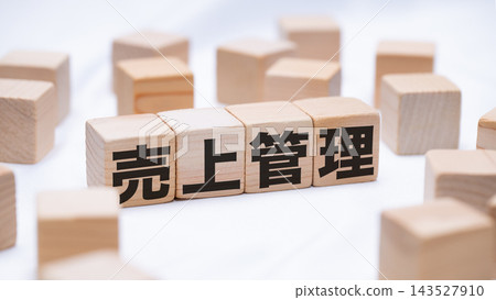 上面寫著銷售管理文字的木塊 上面寫著銷售管理文字的木塊 143527910