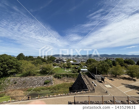 從大和郡山城天守閣的城樓底部可以眺望城堡遺址公園和廣闊的秋日藍天。 從大和郡山城天守閣的城樓底部可以眺望城堡遺址公園和廣闊的秋日藍天。 143529631