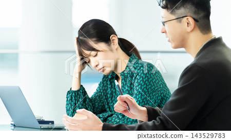 會議期間,男女商務人士正在思考 會議期間,男女商務人士正在思考 143529783