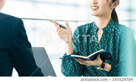 兩個商人,一男一女,開會 兩個商人,一男一女,開會 143529784