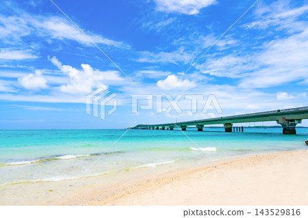 沖繩縣宮古島市：美麗的池間藍海與池間大橋 143529816