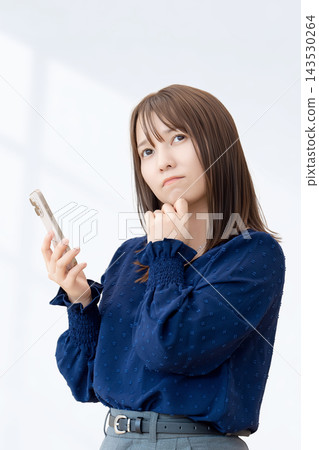 認為與智能手機的婦女 143530264