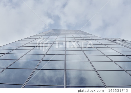 建築物玻璃上倒映著天空 建築物玻璃上倒映著天空 143531743