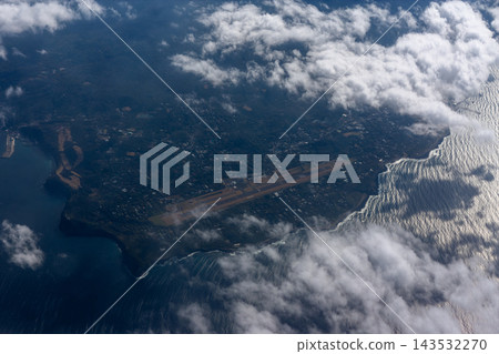 從空中俯瞰海岸線和機場 從空中俯瞰海岸線和機場 143532270