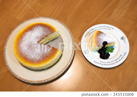 烤起司蛋糕和莓果醬 烤起司蛋糕和莓果醬 143533806