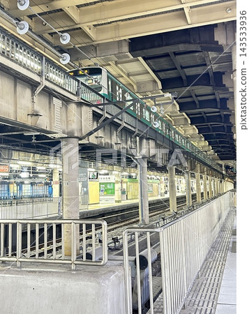 鐵路橋穿過鐵路軌道 143533936