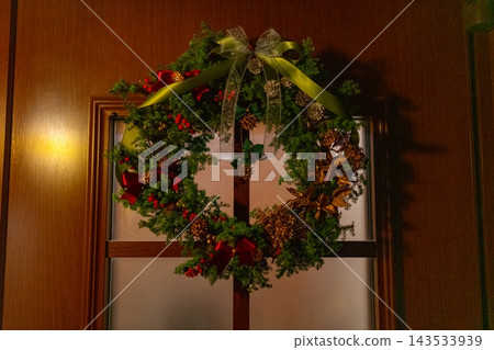 A Christmas wreath that evokes a feeling of warmth A Christmas wreath that evokes a feeling of warmth 143533939