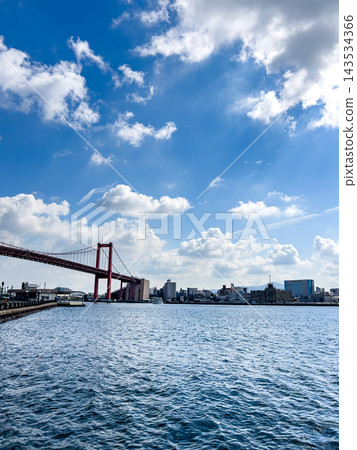橫跨大海的若戶大橋,與城市景觀、藍天白雲交相輝映,構成了一幅美麗的畫面。 橫跨大海的若戶大橋,與城市景觀、藍天白雲交相輝映,構成了一幅美麗的畫面。 143534366