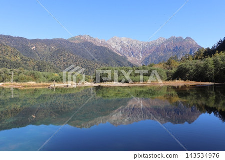 長野縣上高地大正池上空的藍天 143534976