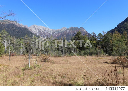 長野縣上高地、田代濕地和穗高山脈上空的藍天 長野縣上高地、田代濕地和穗高山脈上空的藍天 143534977