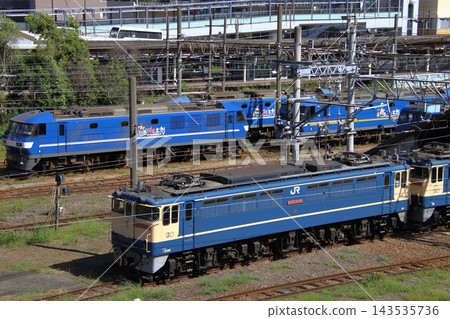 停放在新鶴見機務段(神奈川縣川崎市幸區)的新舊電力機車 停放在新鶴見機務段(神奈川縣川崎市幸區)的新舊電力機車 143535736