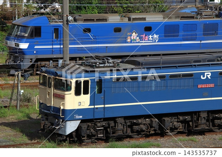 停放在新鶴見機務段(神奈川縣川崎市幸區)的新舊電力機車 停放在新鶴見機務段(神奈川縣川崎市幸區)的新舊電力機車 143535737